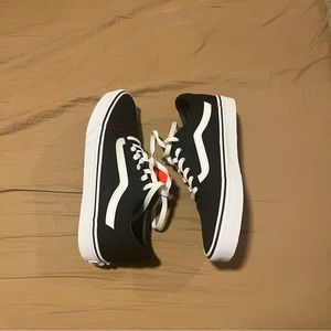 VANS WOMENS WARD SNEAKER - BLACK